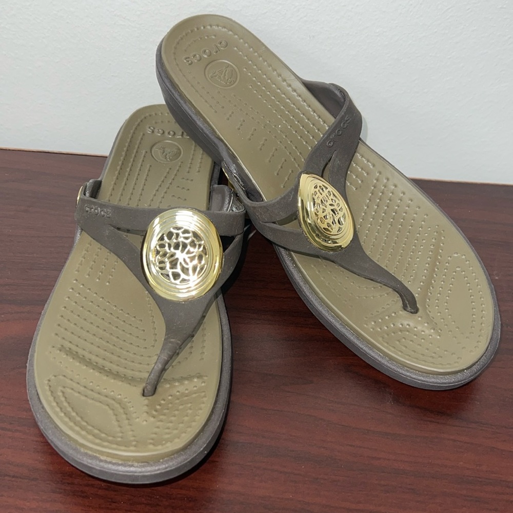 Crocs Sanrah Women's Flip Flop Sandals Gold Expresso